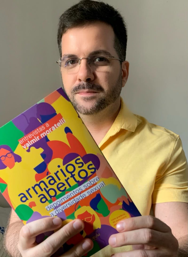 Valmir Moratelli lança “Armários Abertos – depoimentos sobre a diversidade sexual”, livro em que reúne histórias reais que explicam a sigla LGBTQIAPN+ (Divulgação)