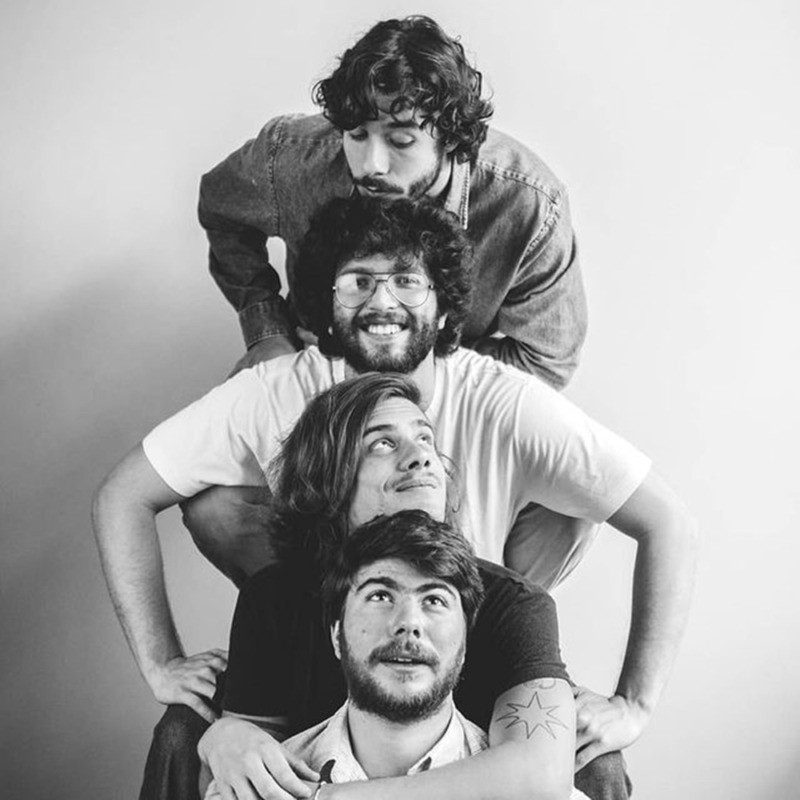 Vitor e os integrantes da banda O Monte de Coisa (Reprodução Instagram)