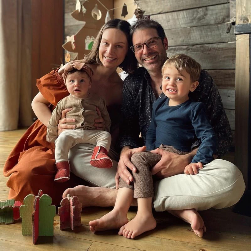 A modelo e o marido, com os filhos, Benjamin e Cora: "Estamos sempre juntos. Antes mesmo da Covid chegar já tínhamos uma rotina bem intensa por aqui”