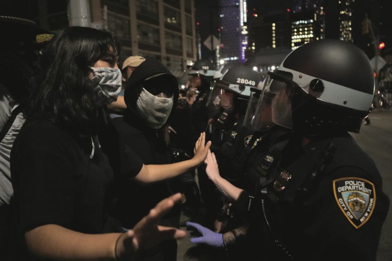 Manifestantes e policiais se emocionam em protesto antirracismo, após a morte de George Floyd, nos Estados Unidos (Foto: Candice Feio)