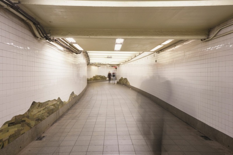 O metrô em uma das fotos do livro: a cidade tinha entrado em quarentena oficial, as ruas estavam vazias, algo surreal em se tratando de Nova Iorque” (Foto: Candice Feio)
