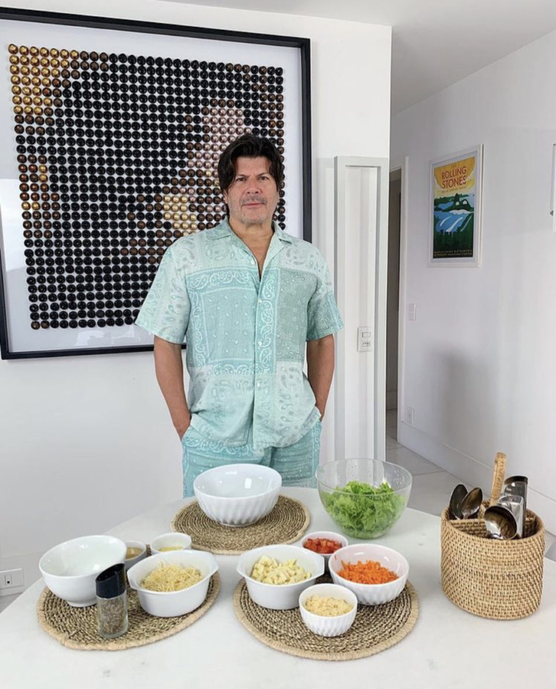"Nesse isolamento, criamos novos hábitos, eu, por exemplo cozinhei”, explicou o cantor, que mostra uma salada preparada por ele (Foto: Reprodução Instagram)