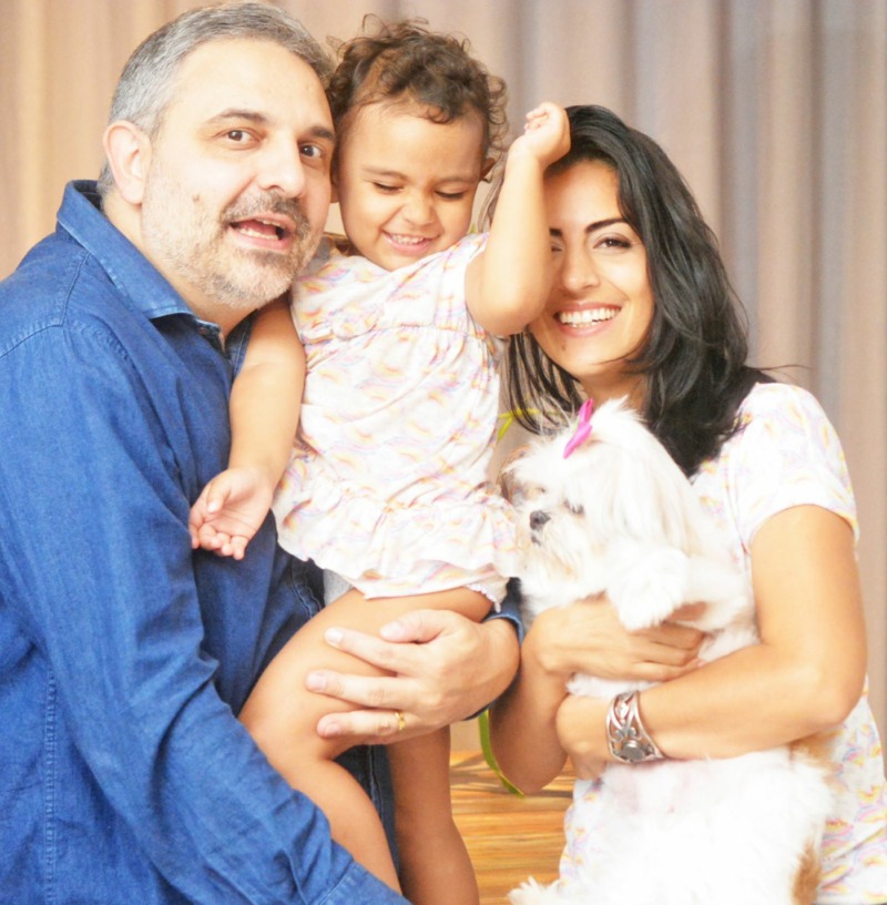 O marido Michael Siemeintcoski, seu maior incentivador, a filha e Renata: "A Violeta trouxe a inspiração e a coragem para ir além, realizar meus sonhos” (Arquivo pessoal)