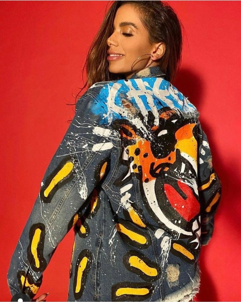 Anitta veste jaqueta do artista Rômulo Deu Cria (Reprodução)