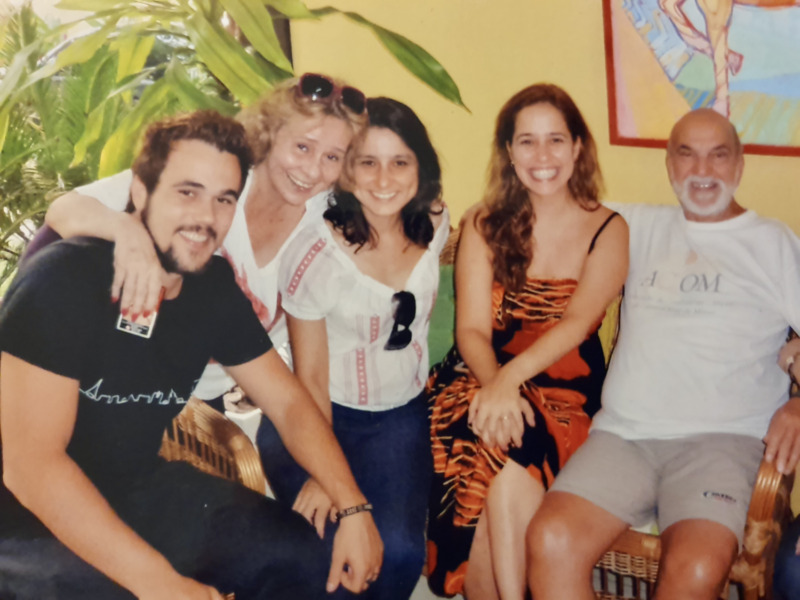 Daniela entre o cunhado, o ator Bruno Ferrari, a mãe, Débora Duarte, a irmã, Paloma Duarte, e o avô, Lima Duarte. (Foto: Arquivo Pessoal)