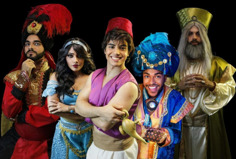 Thiago Murro, Iris Santos, Bruno Leão, Luan Verdim e André Teixeira apresentam a magia de Aladdin no teatro (Foto: Divulgação)