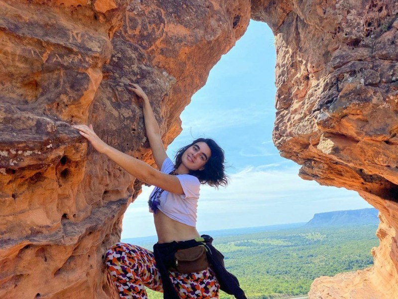 Amanda em uma de suas viagens pelo Brasil: na cidade de Carolina, no Maranhão, no Portal da Chapada das Mesas (Reprodução)