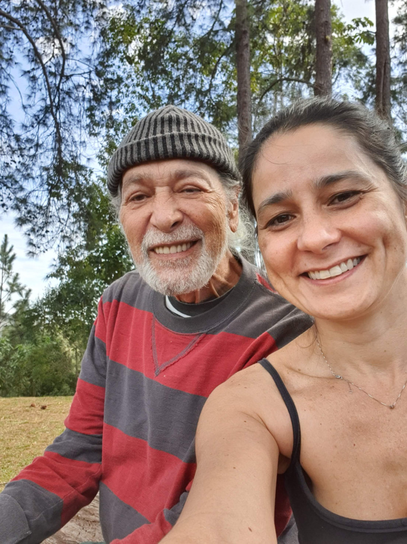 Na pousada Casa da Colina, o ator e a filha Daniela Gracindo (Foto: Arquivo Pessoal)