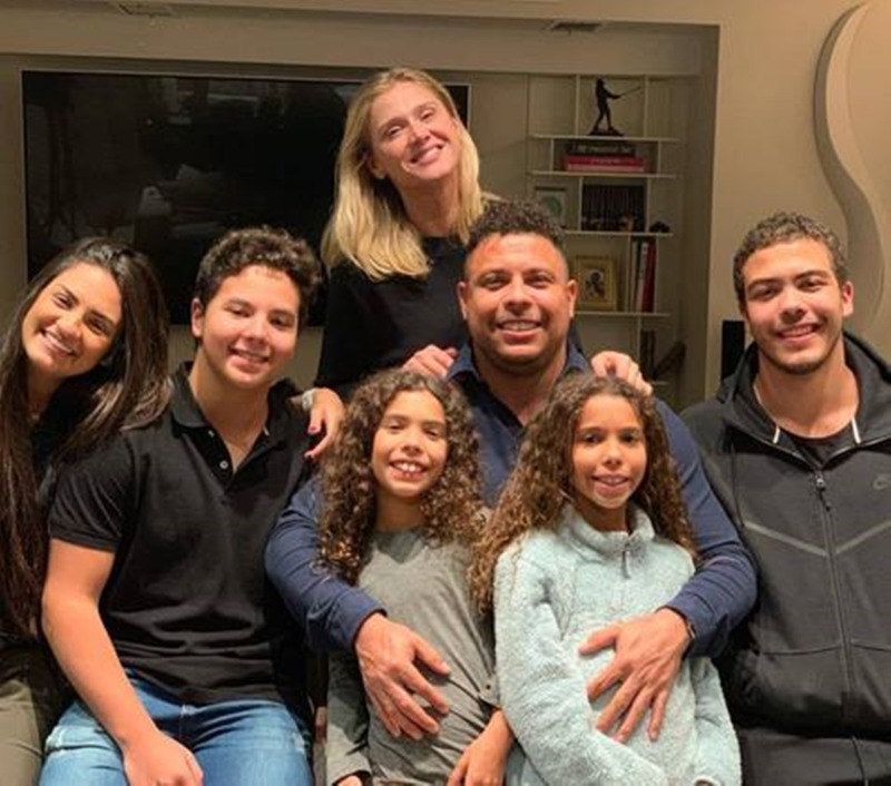 Ronaldo, Celina, as filhas Maria Alice e Maria Sophia, os filhos Alex e Ronald e a namorada do filho mais velho (Reprodução Instagram)