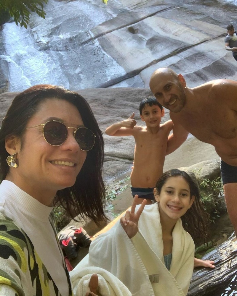 Amanda Lee com os filha Rafaela e o filho Vitor, frutos da sua união com o jogador Nalbert (Reprodução Instagram)