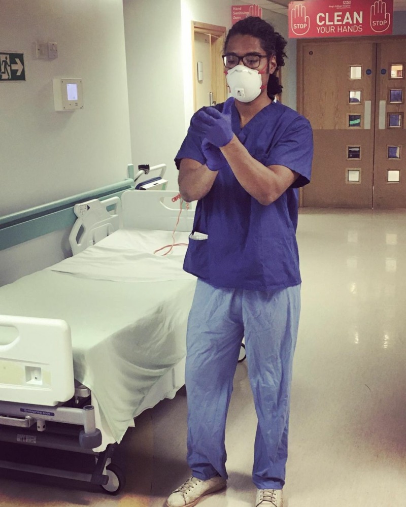 Diogo como voluntário de um hospital em Londres: "Não tenho vergonha de dizer que já fui pedreiro, faxineiro, lavei louça e outras coisas do tipo" (Reprodução Instagram)