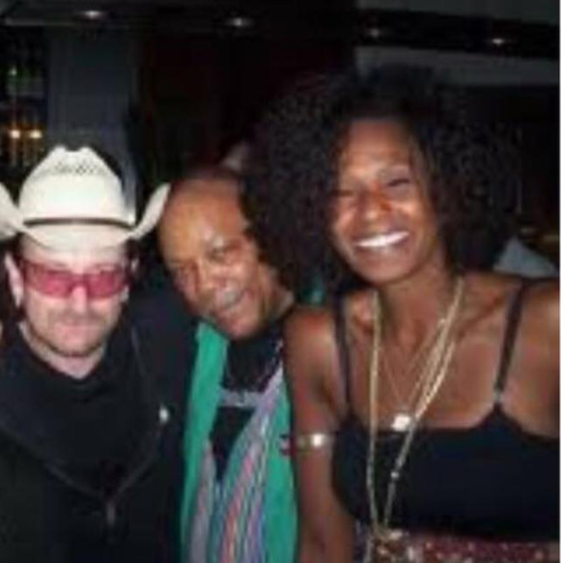 Bono Vox, Quincy Jones e Izzy Gordon, após ela se apresentar para eles em um hotel no Brasil (Foto: Arquivo Pessoal)