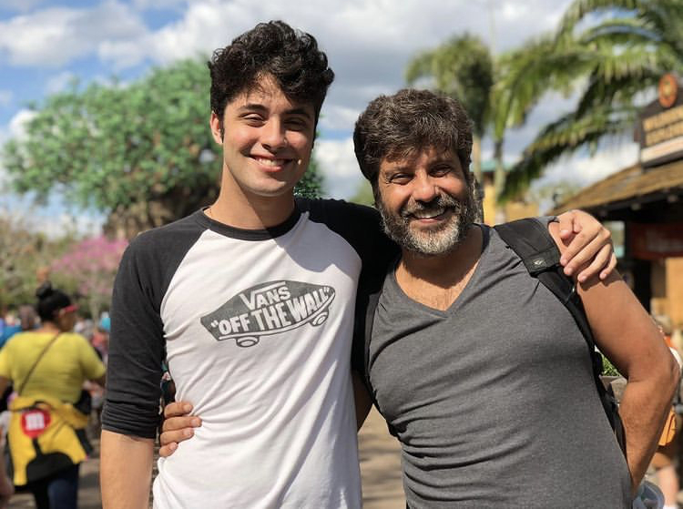 Lucas com o pai, Pedro Vasconcelos: "Toda sensibilidade que eu tenho como diretor vem totalmente dele." (Foto: Reprodução Instagram)