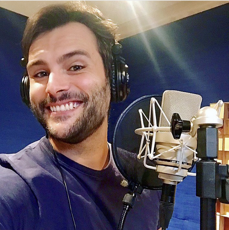 Na dublagem, entre outros trabalhos, é de Leandro a voz do personagem Michael Banks no filme O Retorno de Mary Poppins (Foto: Reprodução Instagram)