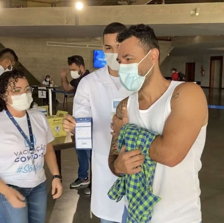 Rodrigo que contraiu covid-19 em maio, é vacinado contra a doença agora em julho (Foto: Reprodução Instagram)