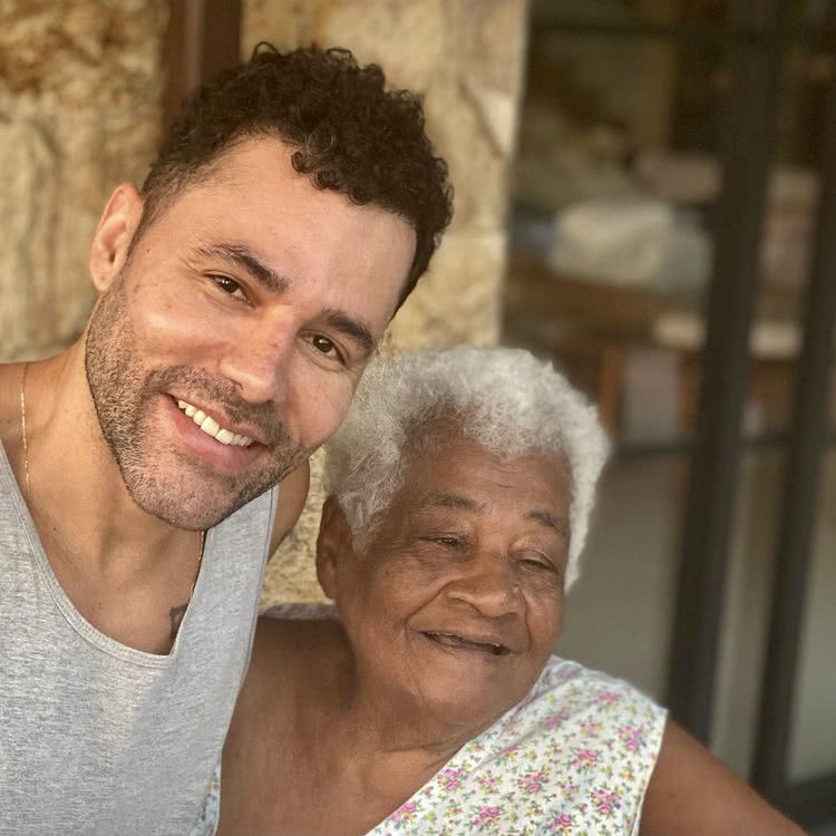 Rodrigo e a avó Adélia, inspiração para a atual personagem do ator no sitcom Tô de Graça (Foto: Reprodução Instagram)