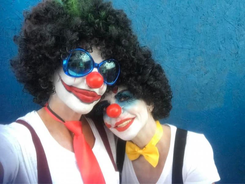 Ivete Sangalo e a irmã Cintia, quando curtiram o Carnaval de Salvador no meio da 'pipoca', há três anos (Reprodução)
