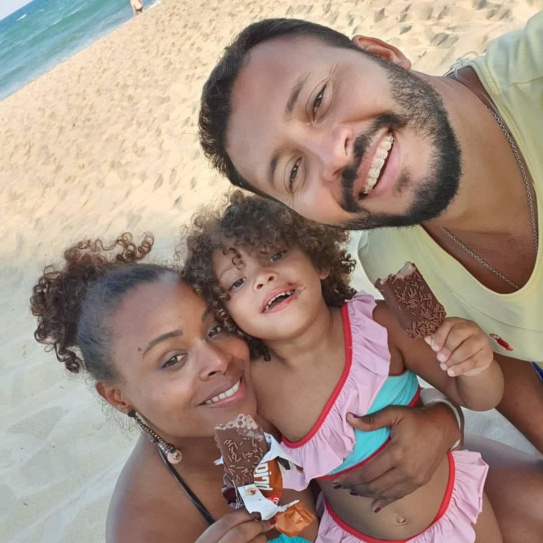 Roberta Rodrigues com a filha Linda Fllor e o marido Guilherme: "A pandemia foi o maior período que passei com minha filha desde que ela nasceu" (Reprodução Instagram)