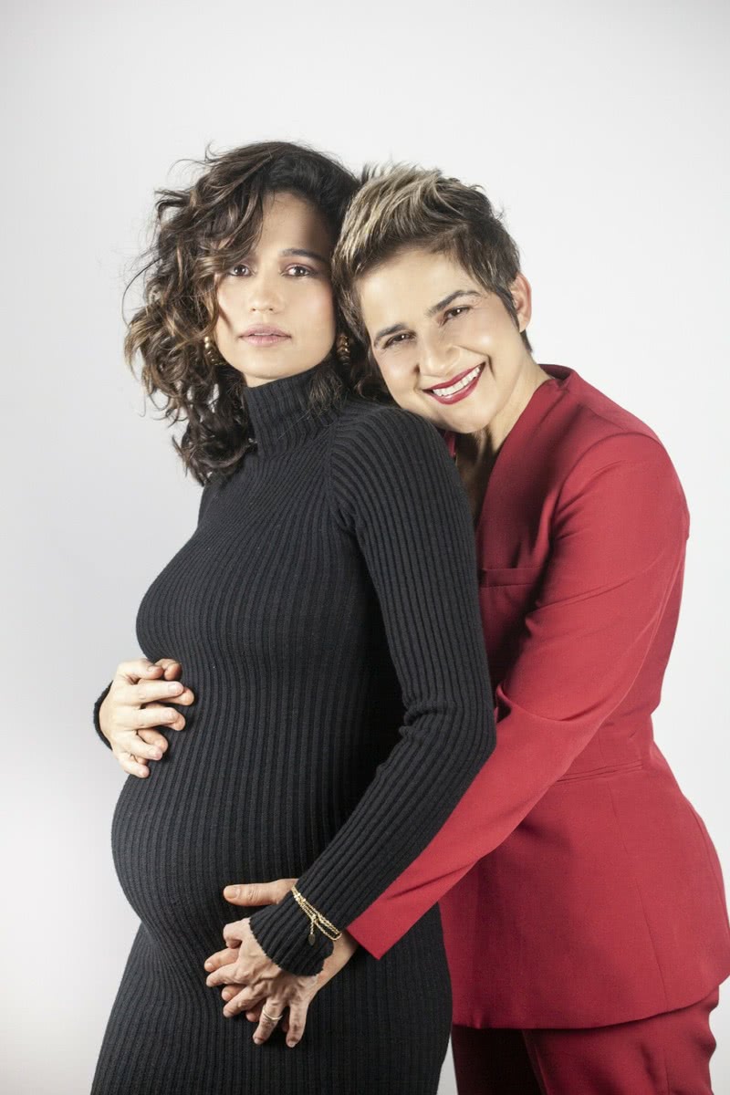 Nanda Costa, grávida de 7 meses, e a percussionista Lan Lanh, aproveitaram o momento que transborda amor, para ao longo desse mês, falarem de dupla maternidade e do orgulho lésbico, no Mês da Visibilidade Lésbica (Foto: Divulgação/ Rê Duarte)