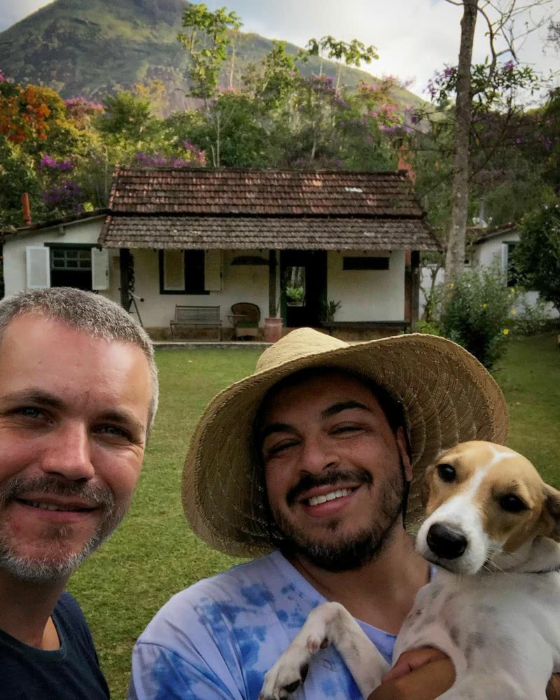 Ele é casado há quase 10 anos com o músico Lúcio Zandonadi, com quem mora no Rio de Janeiro e divide um sítio, além da criação de Odetw, a charmosa cachorrinha adotada pelo casal.(Reprodução Instagram)