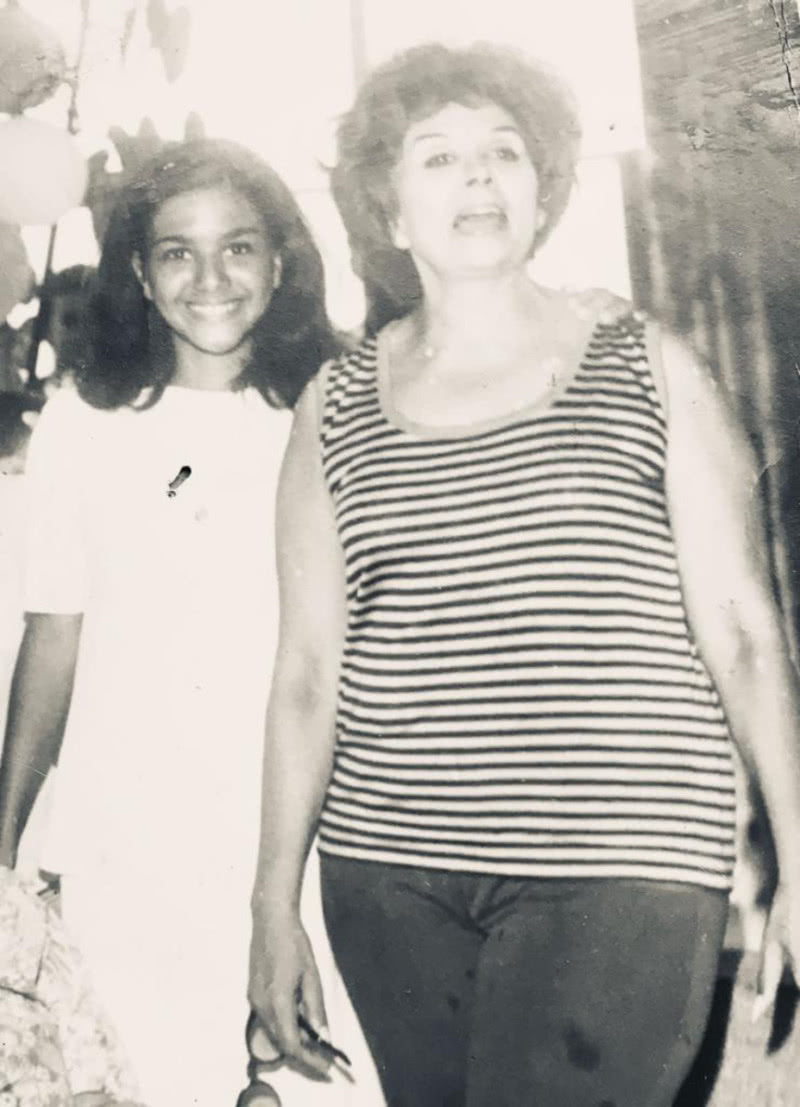 Lucy Freitas com a tia avó Dercy Gonçalves, em 1964 (Foto: Arquivo Pessoal)