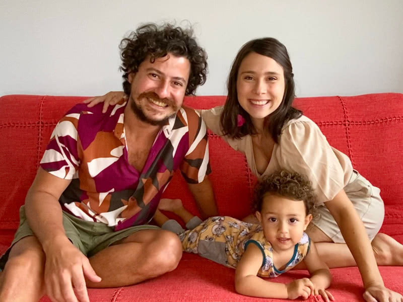 Gustavo Araújo e Daphne Bozaski com o filho, Caetano (Foto: Arquivo Pessoal)