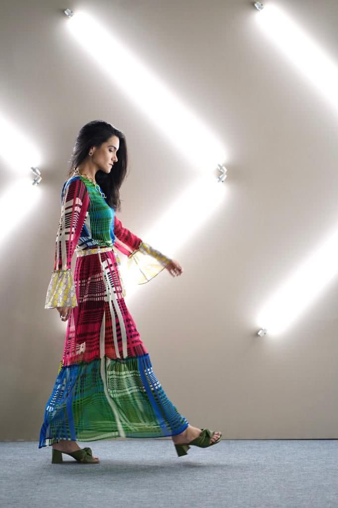 O vestido Camila, da nova coleção: Vestido Camila: em chiffon, com mix de estampas xadrez e geavataria (Divulgação)
