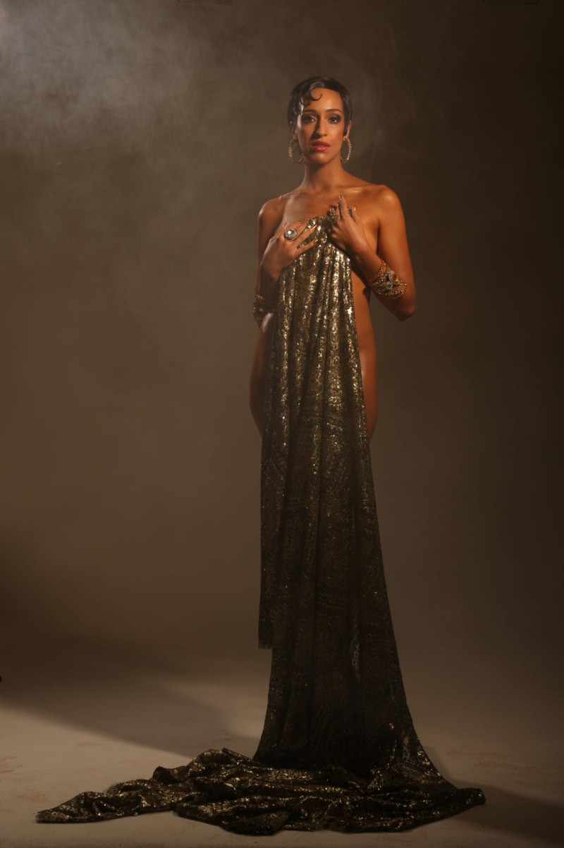 Aline no papel título do espetáculo Josephine Baker - A Vênus Negra (Foto: Lucio Luna)