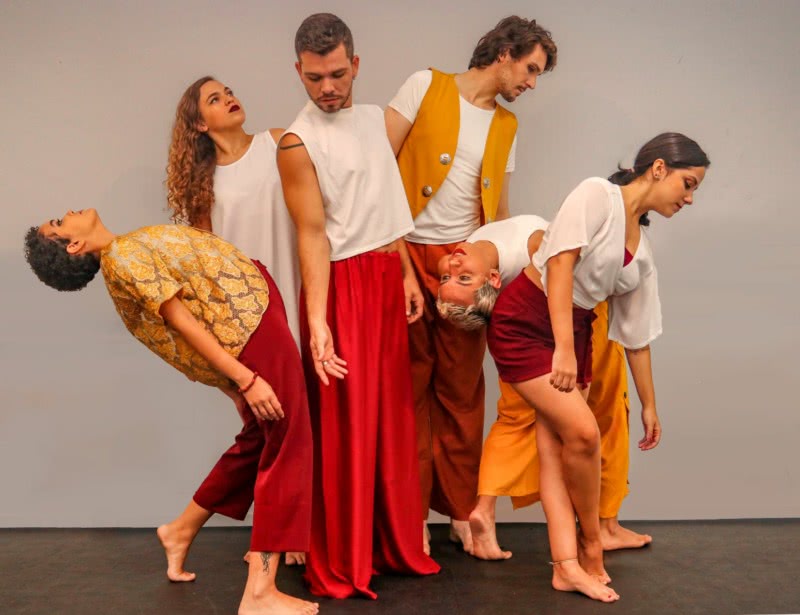 Os seis bailarinos dançam inspirados pelo título do álbum 'Amor, festa e devoção', de Maria Bethânia (Divulgação)