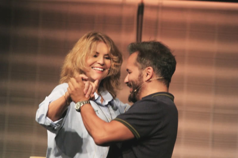 Sylvia Bandeira e Mauricio Baduh em cena no espetáculo musical Charles Aznavour - Um Romance Inventado (Foto: Luciana Mesquita)