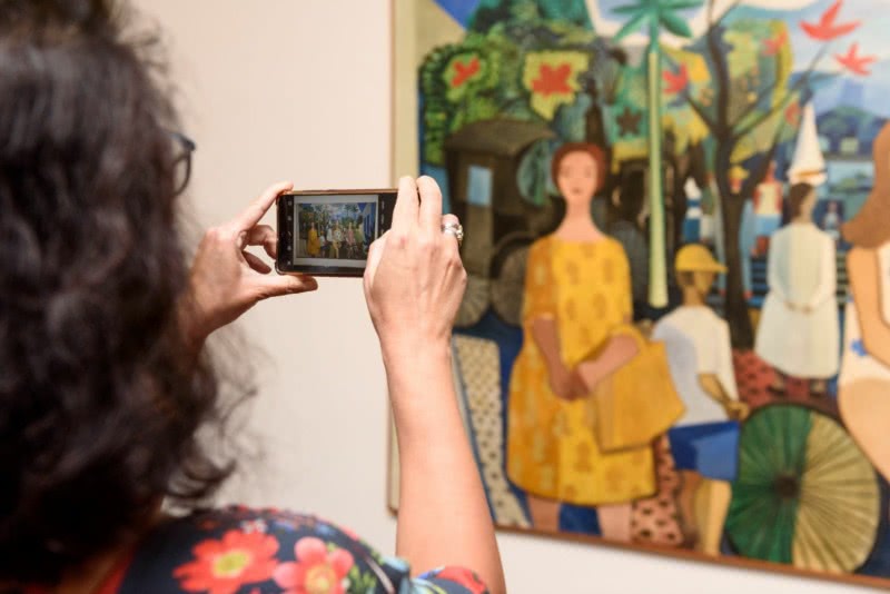 A pintura Gente da Ilha de Di Cavalcanti sendo apreciada na exposição ((Foto: Rogério von Krüger/Divulgação)