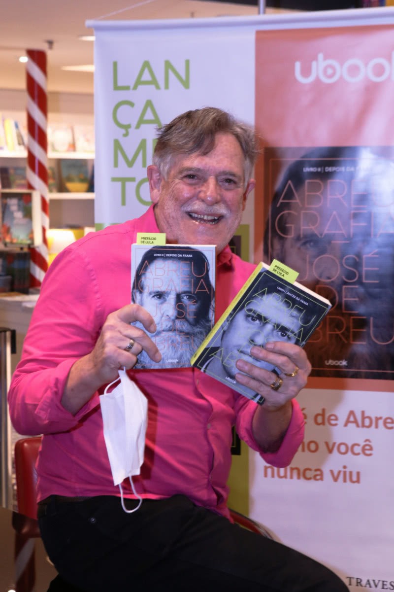 José de Abreu com os dois volumes de sua autobiografia (Foto: Vera Donato)