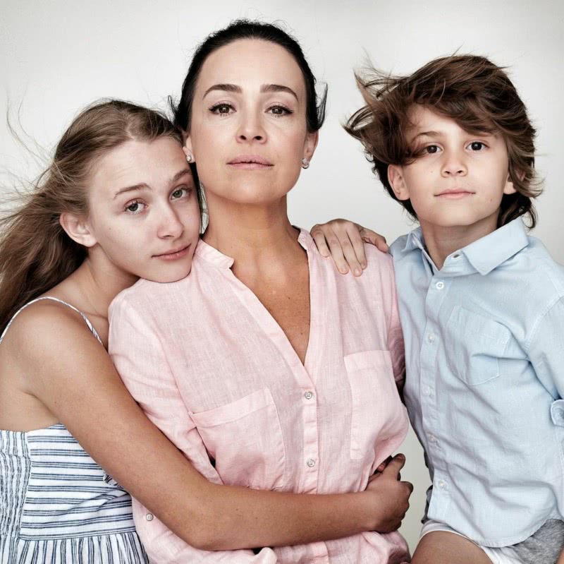 Gabriela entre os filhos Manuela e Frederico: "A maternidade virou minha prioridade e continua sendo" (Reprodução Instagram)