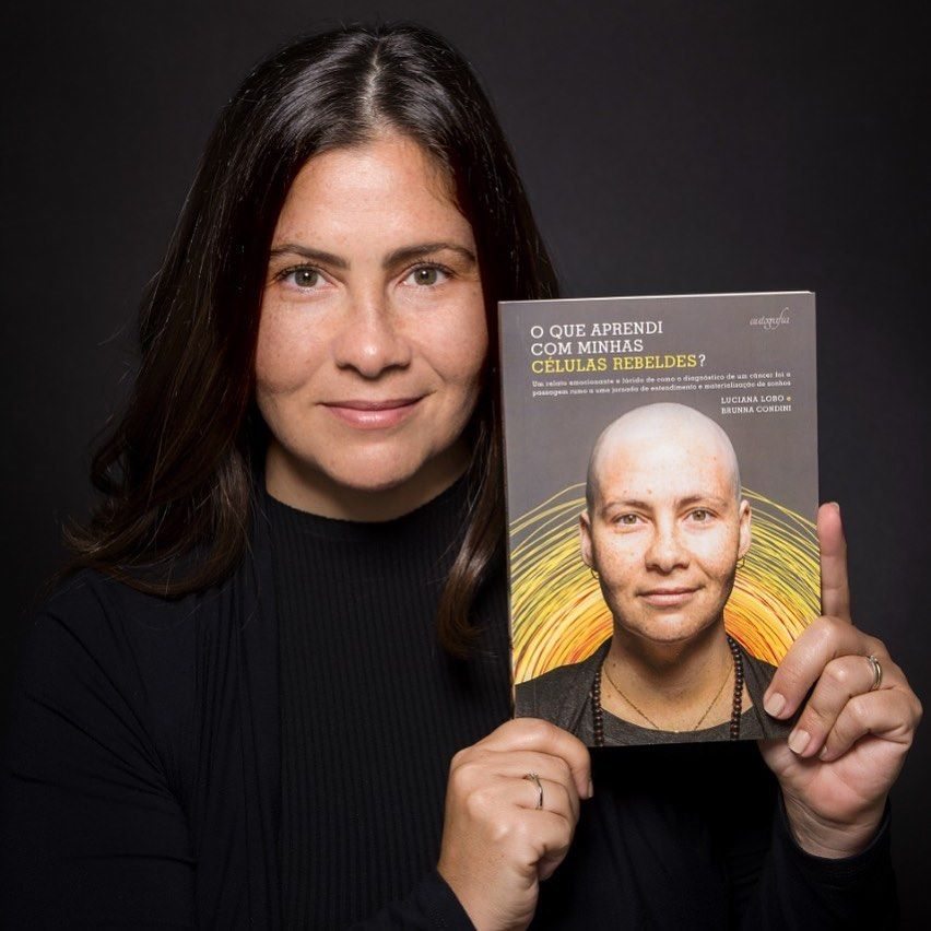 Luciana Lobo e o livro “O que aprendi com minhas células rebeldes?”, que escreveu com a jornalista Brunna Condini (Divulgação)