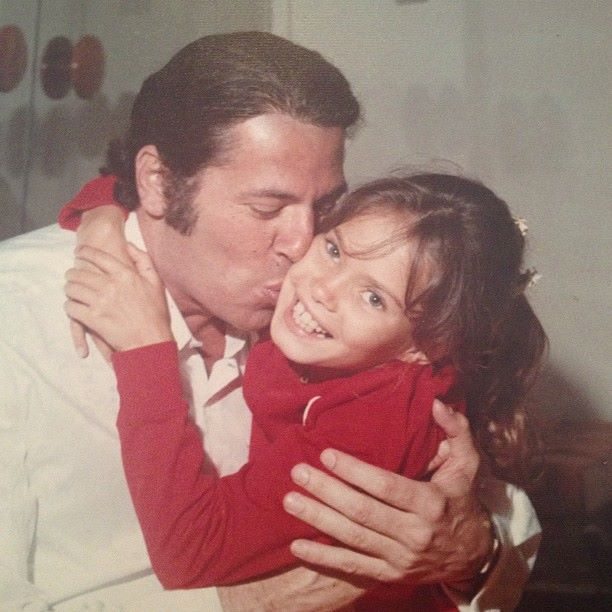 Cintia, ainda menina, com o pai: 'Ele é uma cara muito legal mesmo. O Senor é diferente do Silvio, mas tem a alegria do Silvio Santos” (Reprodução)