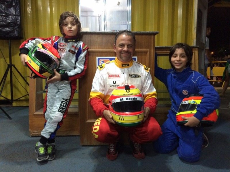 O ator entre os filhos Daniel e Jonas, que curtem com ele a paixão pelo kart (Acervo)