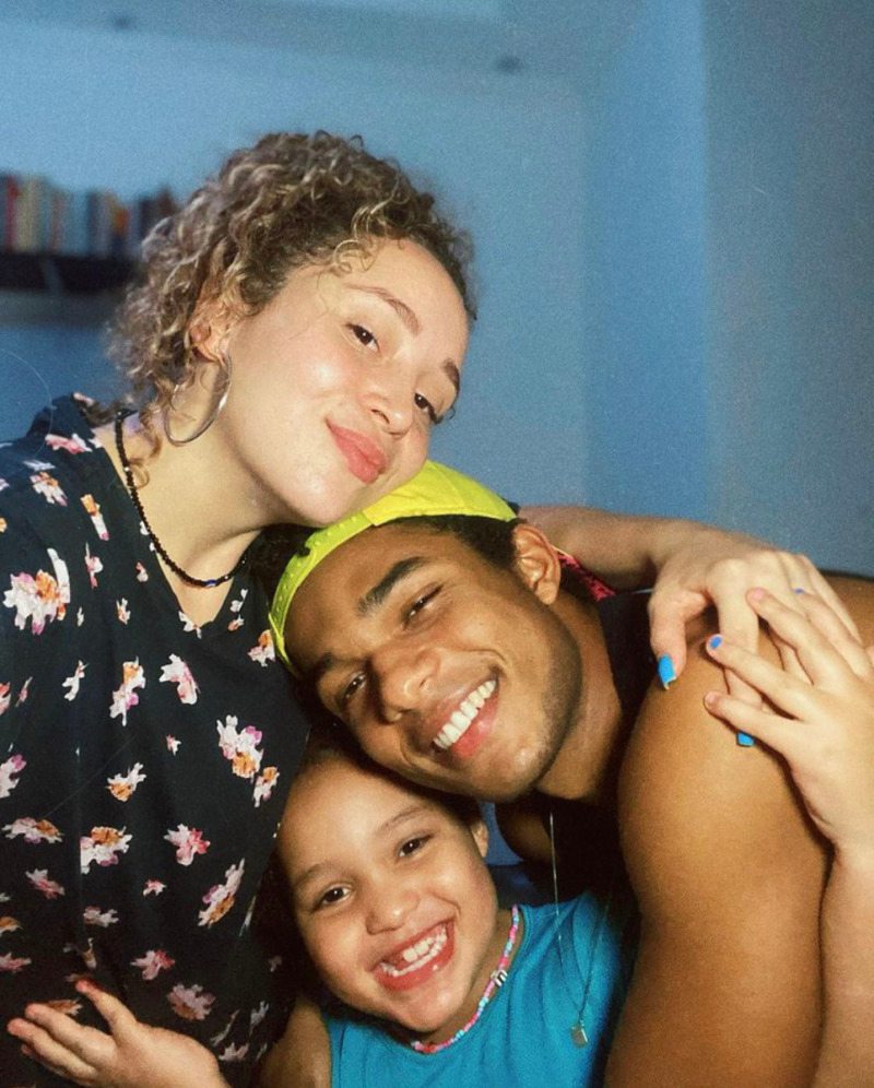Luana Souza e Juan Paiva abraçam Analice, a filha do casal (Foto: Reprodução Instagram)