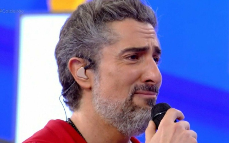 O apresentador Marcos Mion à frente do 'Caldeirão' se emociona no programa especial de Natal (Reprodução)