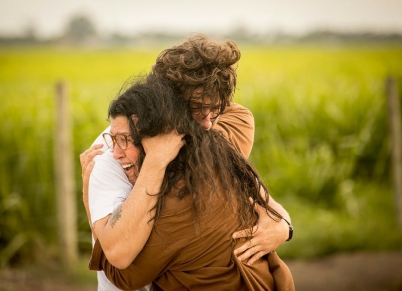 Regina Casé e Chay Suede, como mãe e filho na cena mais esperada da novela 'Amor de Mãe' (Divulgação)