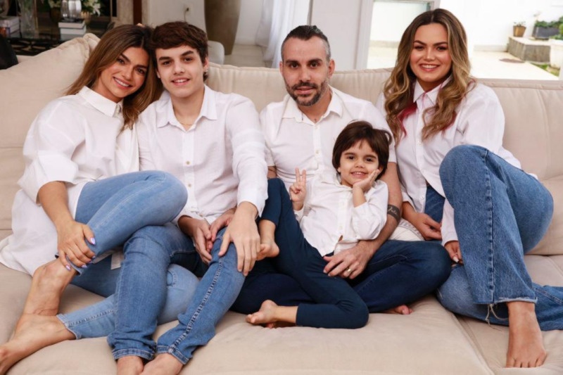 Kelly com Jaime Vítor e Artur, seus filhos com Mico Freitas, e a primogênita, Suzanna Freitas (Foto: Divulgação)