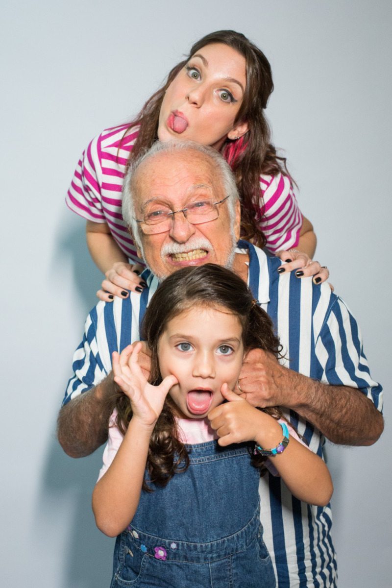 Roberto Menescal, a neta Maria Júlia, e a nora Georgeana Bonow se divertem fazendo caretas (Foto: Marcos Hermes)