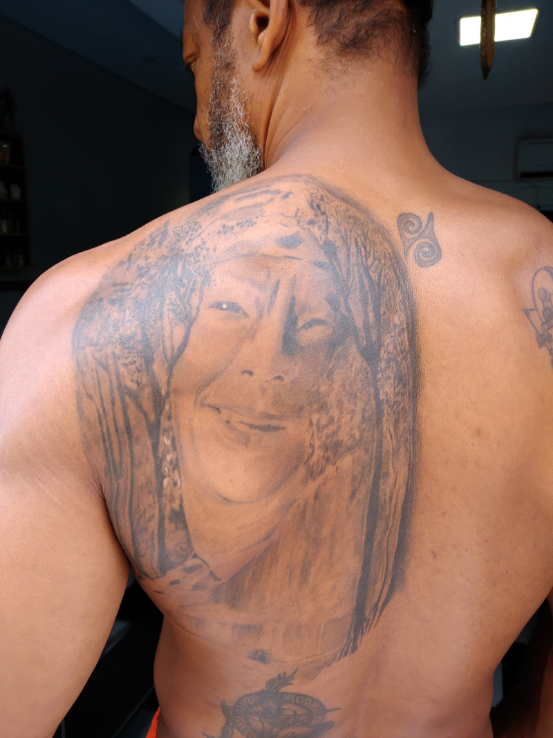 Há um ano, Nill perdeu a mãe para a covid e a homenageou com uma tatuagem do rosto dela em suas costas (Foto: Arquivo Pessoal)