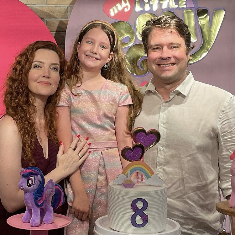 Milena comemora 8 anos de idade entre os pais, Larissa Maciel e André Surkamp (Foto: Reprodução Instagram)