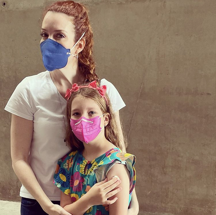 Larissa Maciel leva a filha Milena para ser vacinada contra a covid ((Foto: Reprodução Instagram)