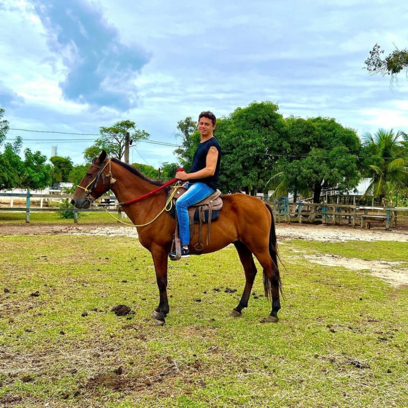 O ator treinando montaria para viver Zaqueu em 'Pantanal', que estreia dia 28 (Reprodução Instagram)