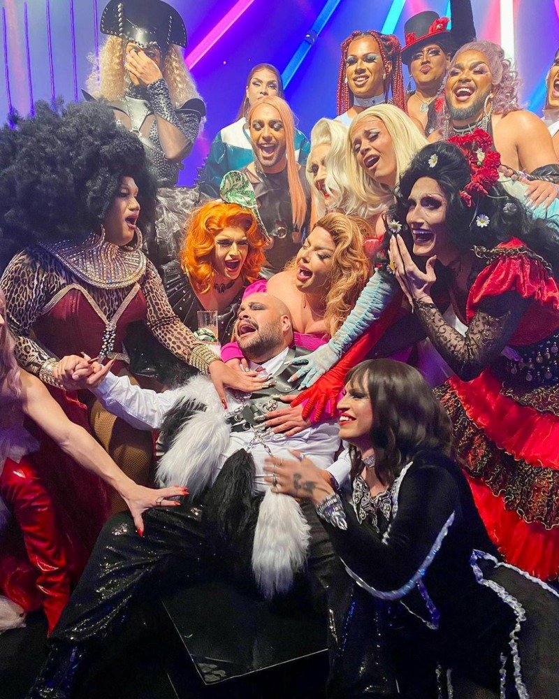 Abravanel entre as drag queens do reality Queen Stars Brasil, em que é jurado (Reprodução)