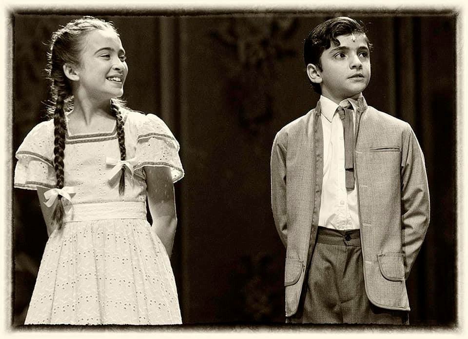 Ao lado de Vinicius Pieri no musical 'A Noviça Rebelde', sua estreia aos 9 anos (Acervo)