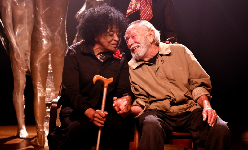 Em cena de A Vida Não É Justa, Léa Garcia e Emiliano Queiroz, aos 70 anos de carreira, atuam juntos no teatro pela primeira vez (Foto: Cristina Granato)