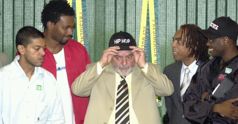 Comitiva de artistas do rap nacional que foram recebidos pelo ex-presidente Lula no Palácio do Planalto, em 2002 (Reprodução)