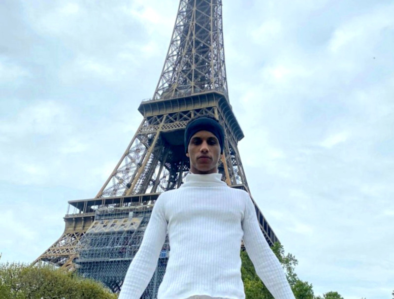 Caio Cabral em frente a Torre Eiffel, em Paris, onde esteve para gravar a série De Volta Aos 15 (Foto: Arquivo Pessoal)